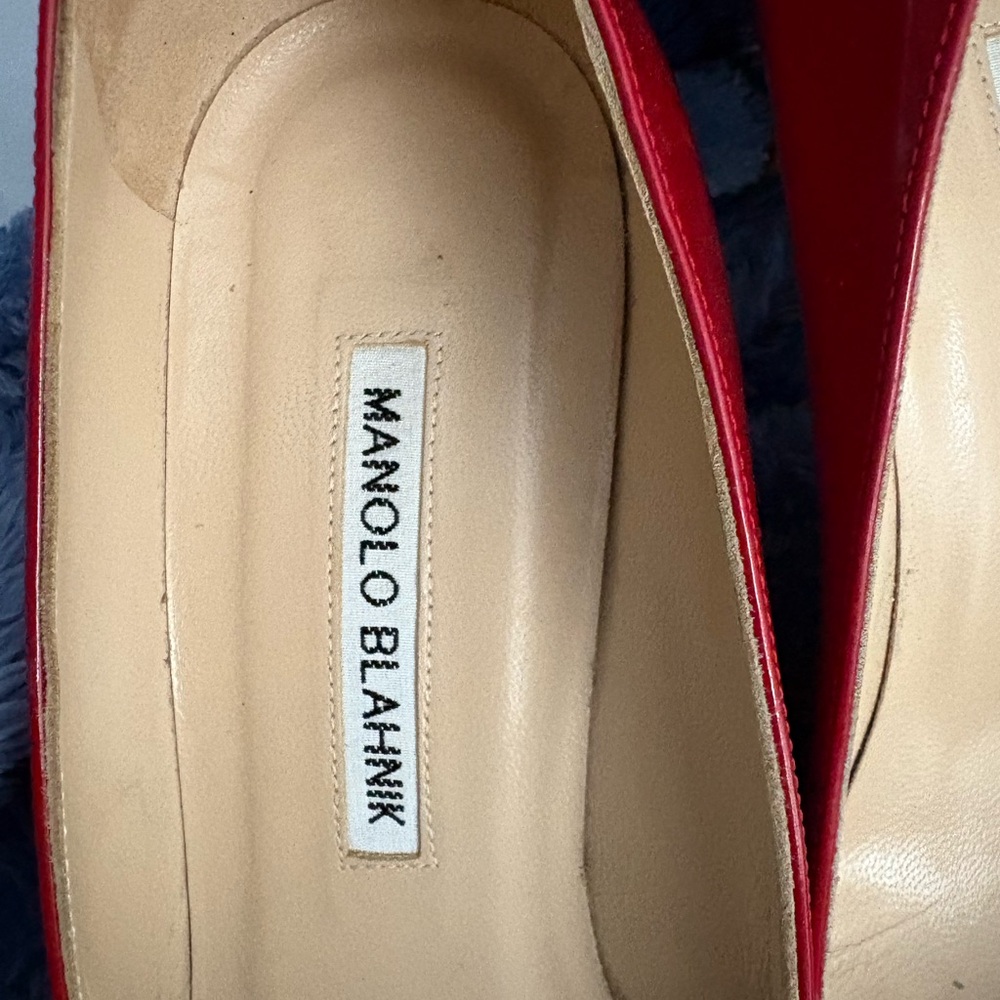 Manolo Blahnik Red Heels with Glossy Patent Leather and Pointed Toe Design - Picture 6 of 6